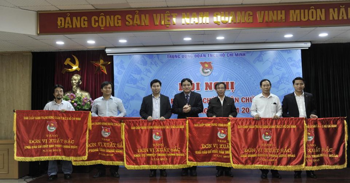 Báo Thanh Niên nhận cờ thi đua của T.Ư Đoàn