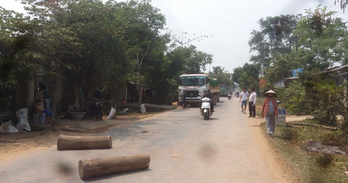 Dân Quảng Ngãi lại chặn xe tải chở đất gây ô nhiễm