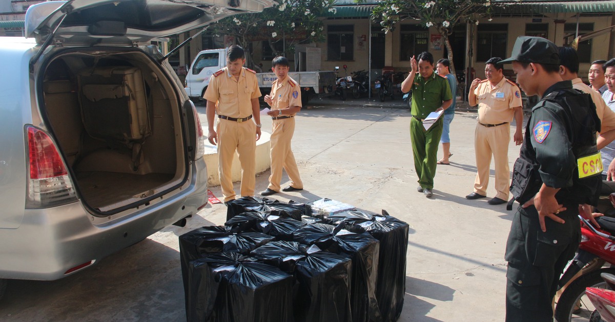 Bắt ô tô gắn biển số quân sự giả chở hàng lậu