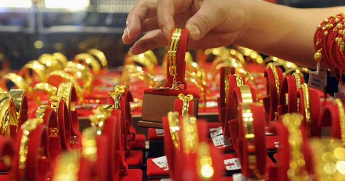 Giá vàng trong nước và thế giới ngược chiều
