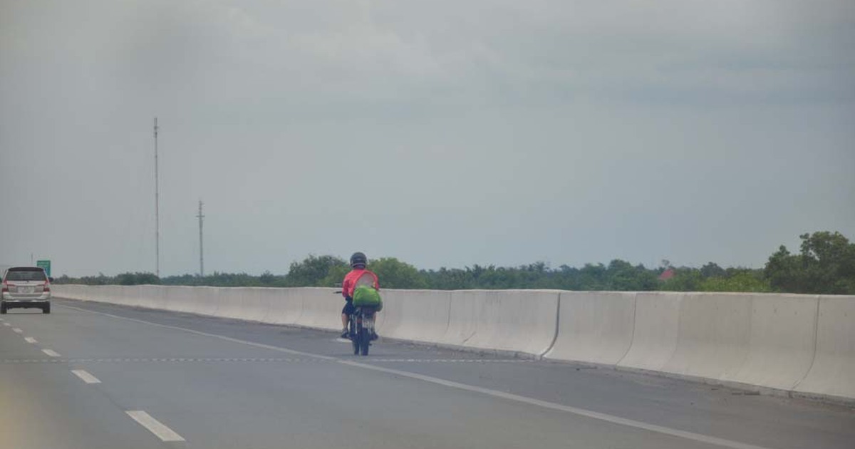 Một phụ nữ nước ngoài 'liều mạng' chạy xe máy vào đường cao tốc