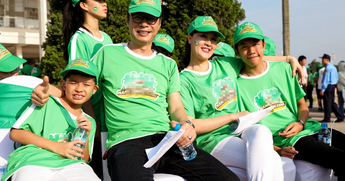 Gia đình Trần Lực, Vân Dung đội nắng đi bộ đồng hành cùng 10 ngàn người