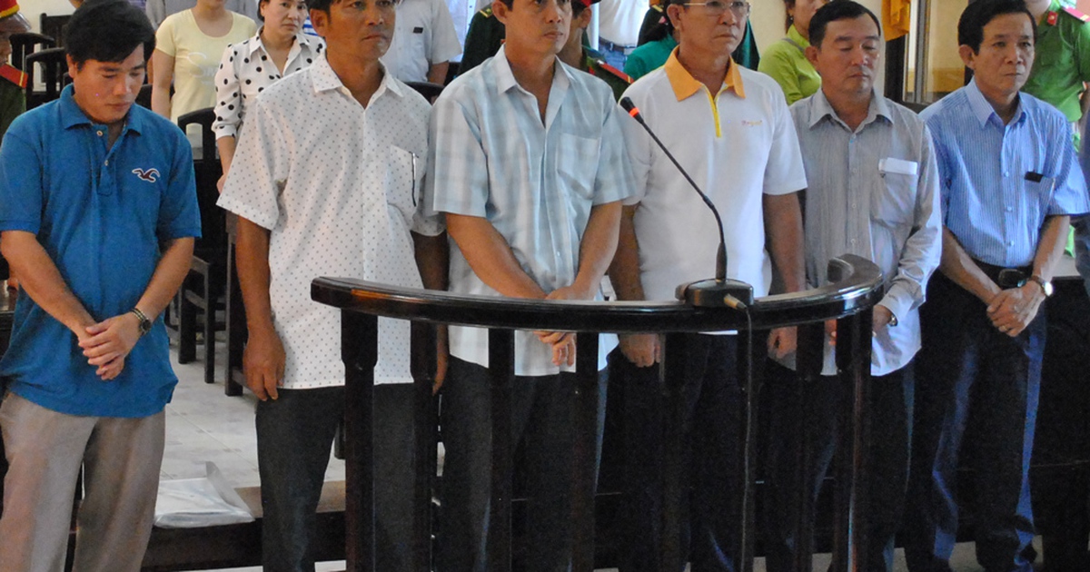 Hàng loạt cán bộ Hải quan Kiên Giang hầu tòa: 4/10 bị cáo nhận tội