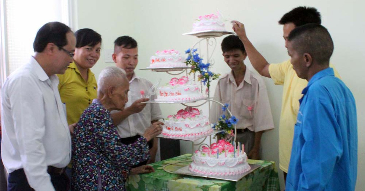 ‘Từ nhỏ đến giờ mới được ăn miếng bánh sinh nhật’