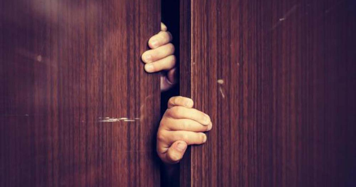 Một phụ nữ ngoại tình, giấu tình nhân trong rương nghẹt thở chết