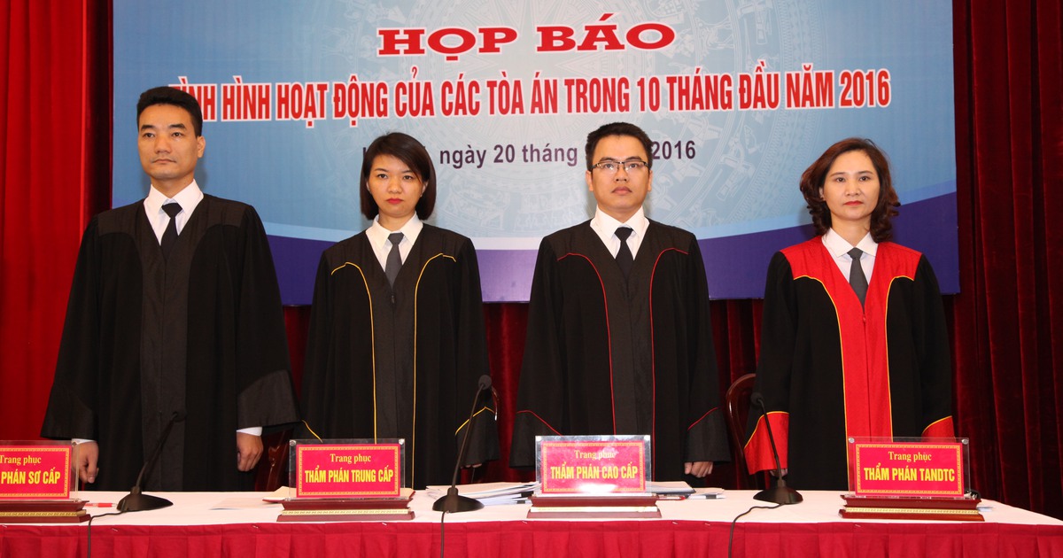 Tòa án thí điểm trang phục mới của thẩm phán