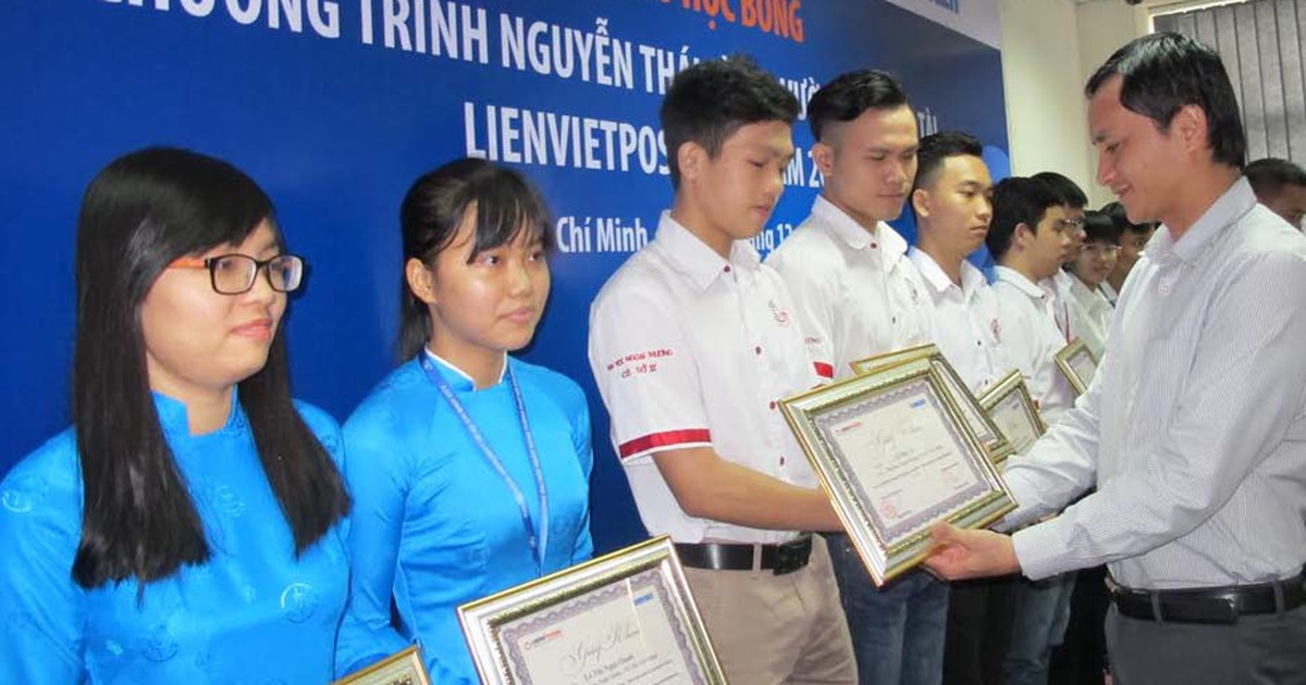 Trao học bổng Nguyễn Thái Bình - Vườn ươm nhân tài LienVietPostBank