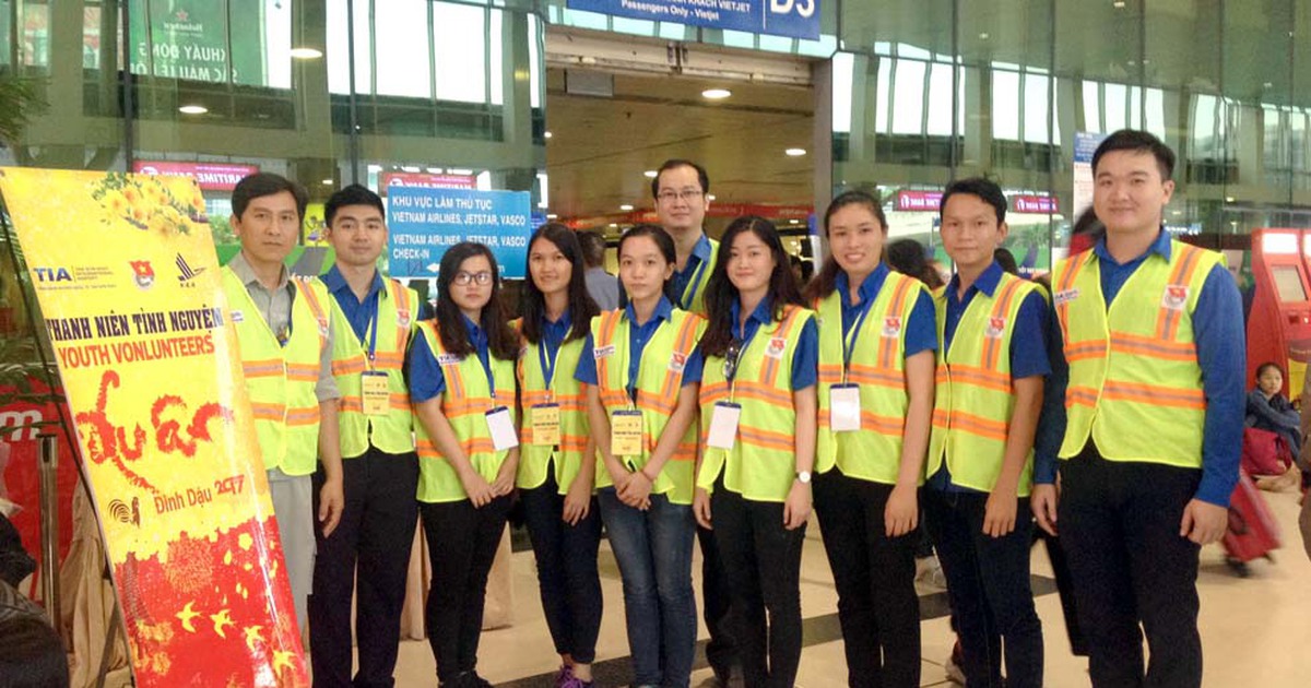 Những bạn trẻ giúp hành khách về nhà nhanh ở sân bay Tân Sơn Nhất