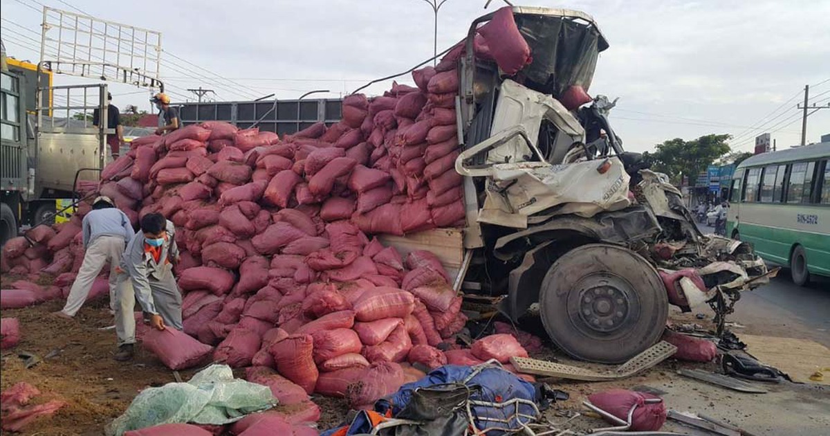 Xe đầu kéo và xe tải tông nhau, 2 người chết thảm trong cabin