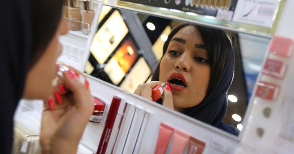 Trang điểm giúp phụ nữ đẹp hơn và thông minh hơn