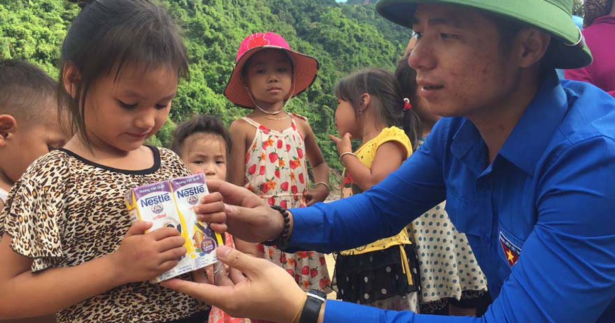 Báo Thanh Niên tiếp tục hỗ trợ trẻ em vùng lũ Mường La