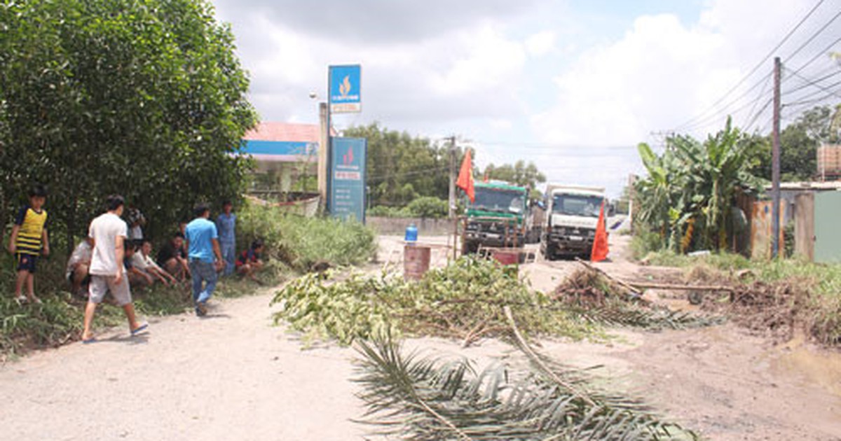 Dân mỏ đá Tân Cang liên tiếp rào đường chặn xe chở đá