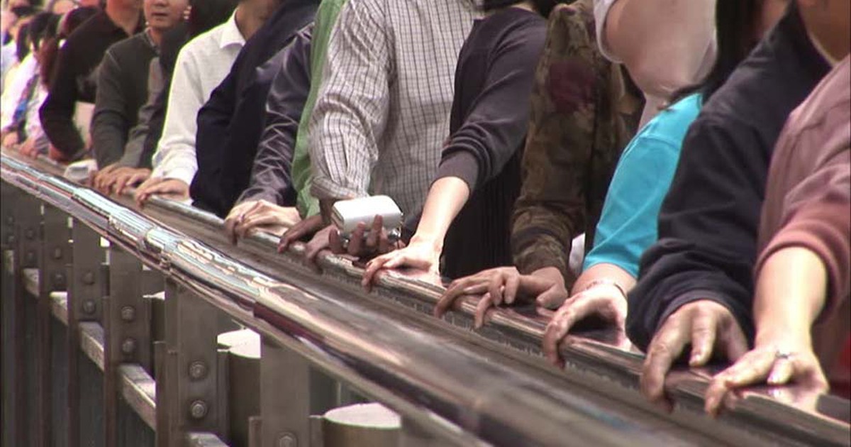 Phát hiện nhiều loại vi khuẩn lây lan qua tay vịn cầu thang, nhà vệ sinh