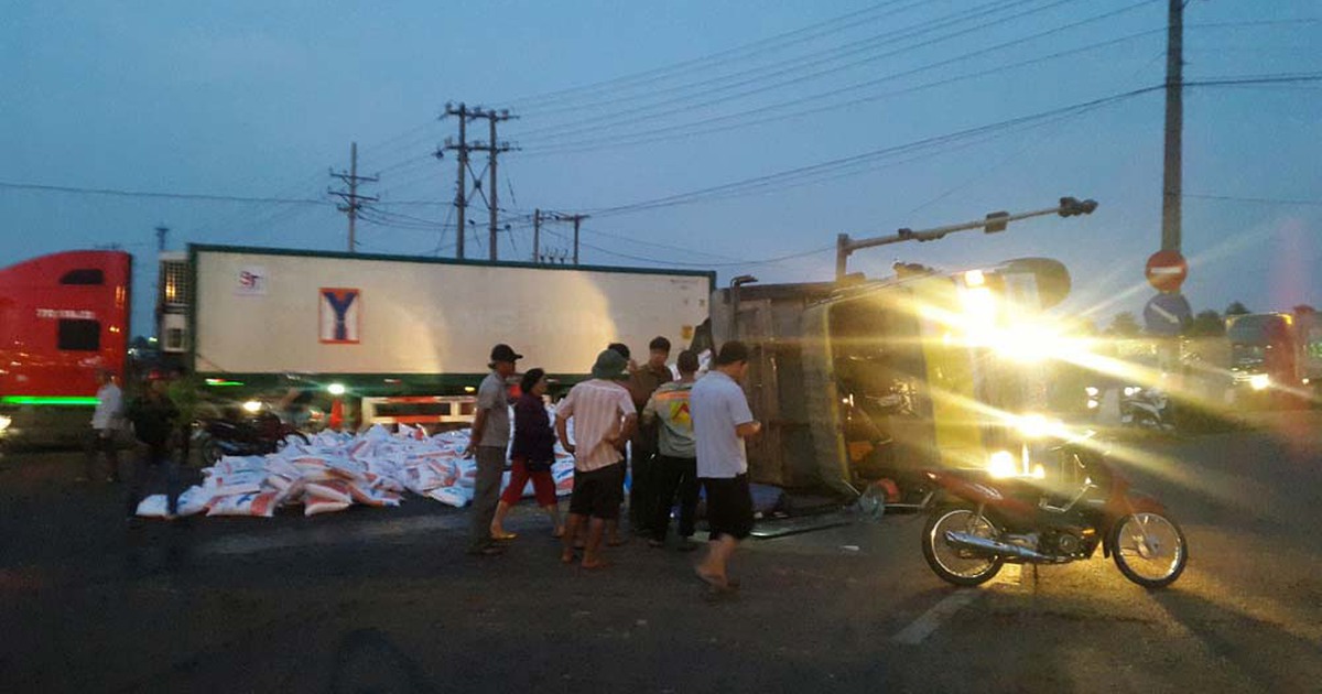 Xe tải lật tại ngã tư Dầu Giây, giao thông ùn tắc