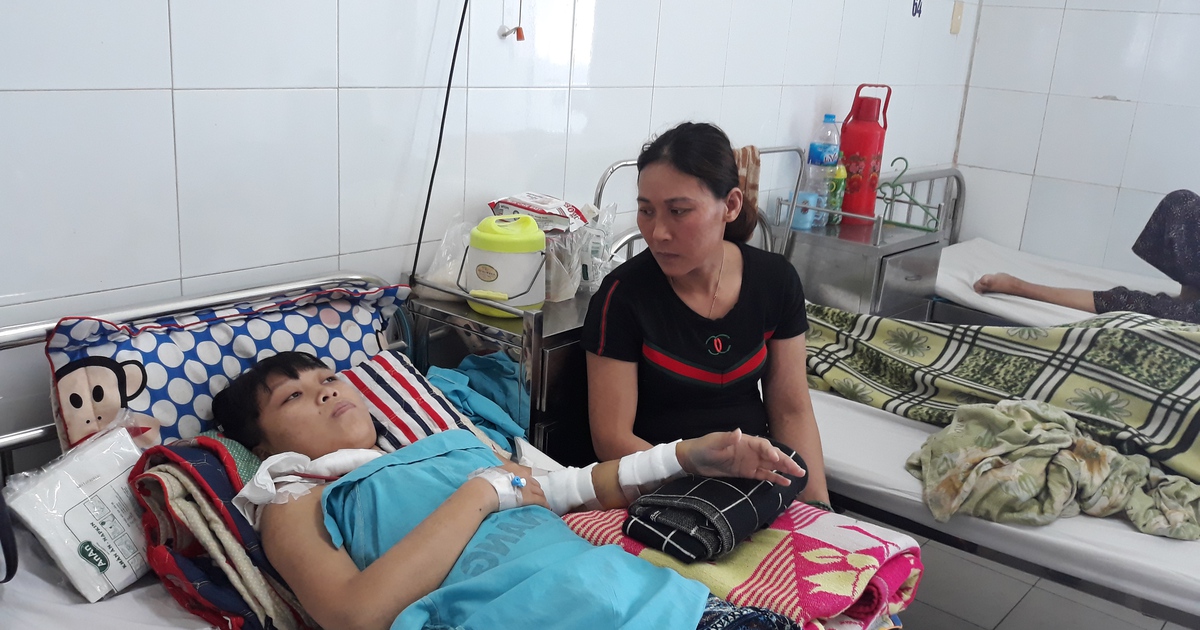 Mẹ hiến thận cho con nhưng không có tiền để ghép