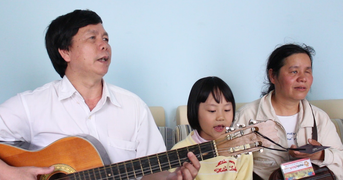 Bé gái 7 tuổi là thiên thần dẫn đường cho cả cha mẹ