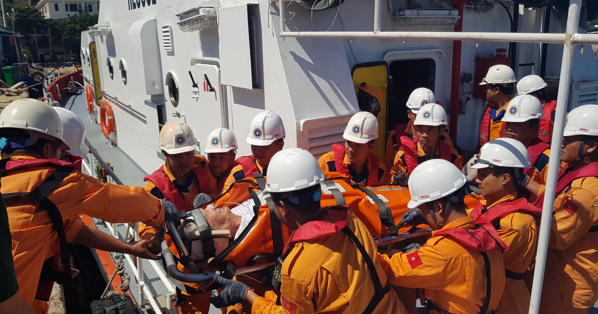 Cứu hành khách Mỹ bị tắc ruột trên tàu du lịch