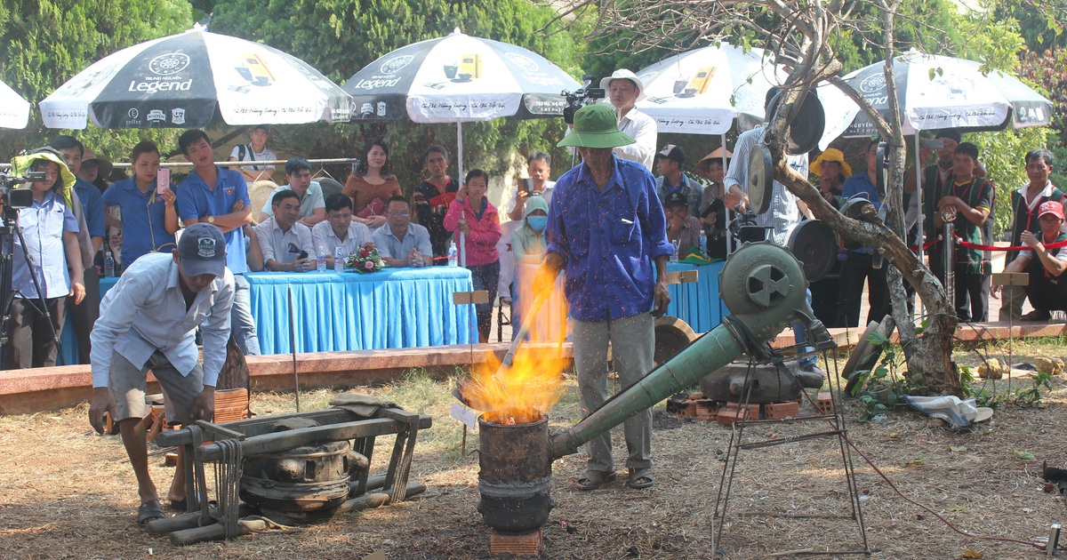 Trình diễn đúc cồng chiêng Ê đê