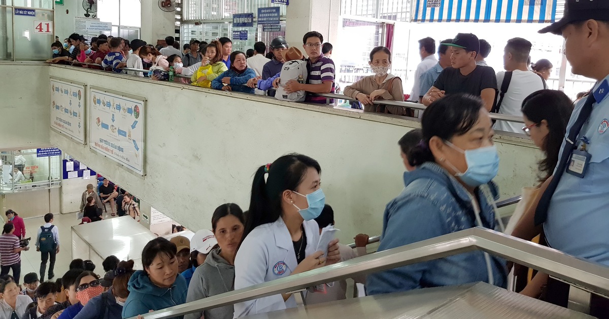 Lo 'vỡ trận' vì bác sĩ bệnh viện công chạy việc