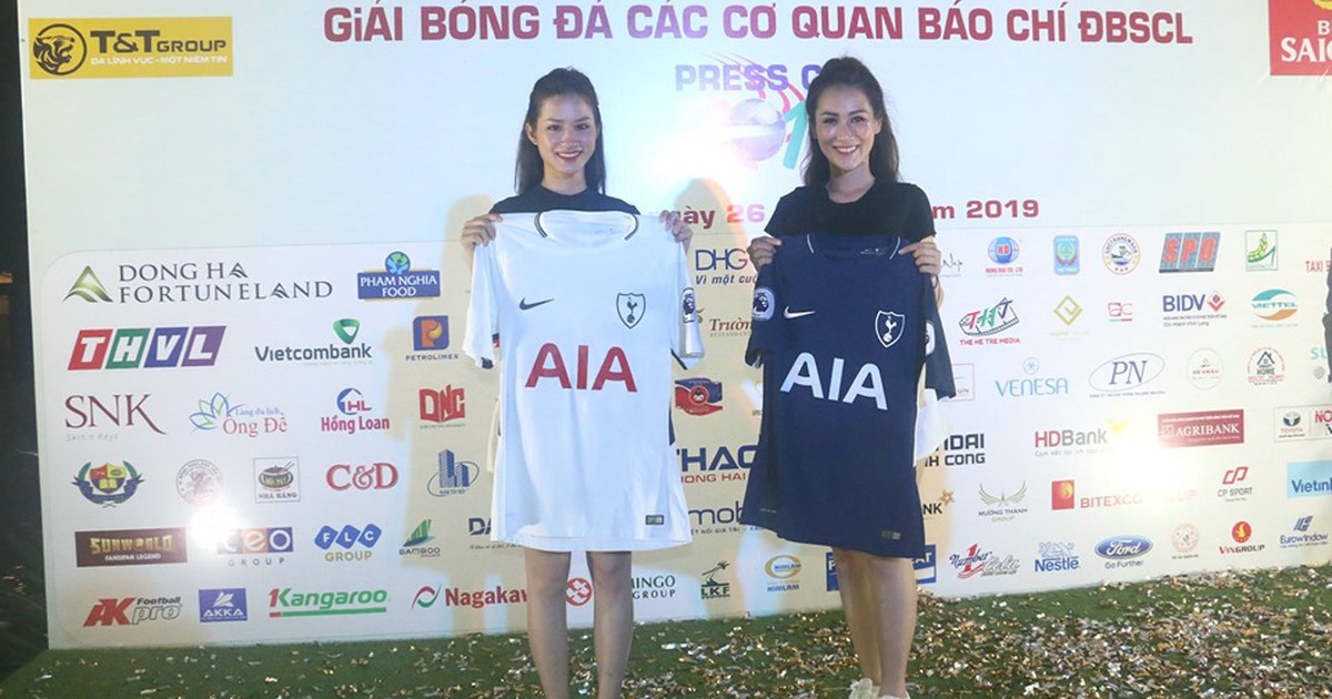 Bán đấu giá 2 áo Tottenham do tỉ phú Joe Lewis tặng lãnh đạo Cần Thơ