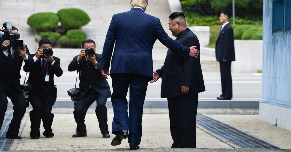 Những bước chân lịch sử của Tổng thống Trump