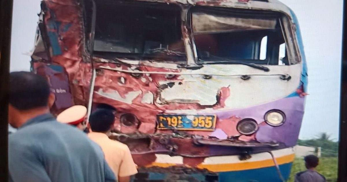 Tàu SNT2 tông vào xe container tại Ninh Thuận