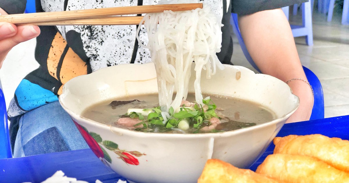 Độc lạ: Vì sao người miền Tây đã ăn cháo lòng còn kèm với bún?