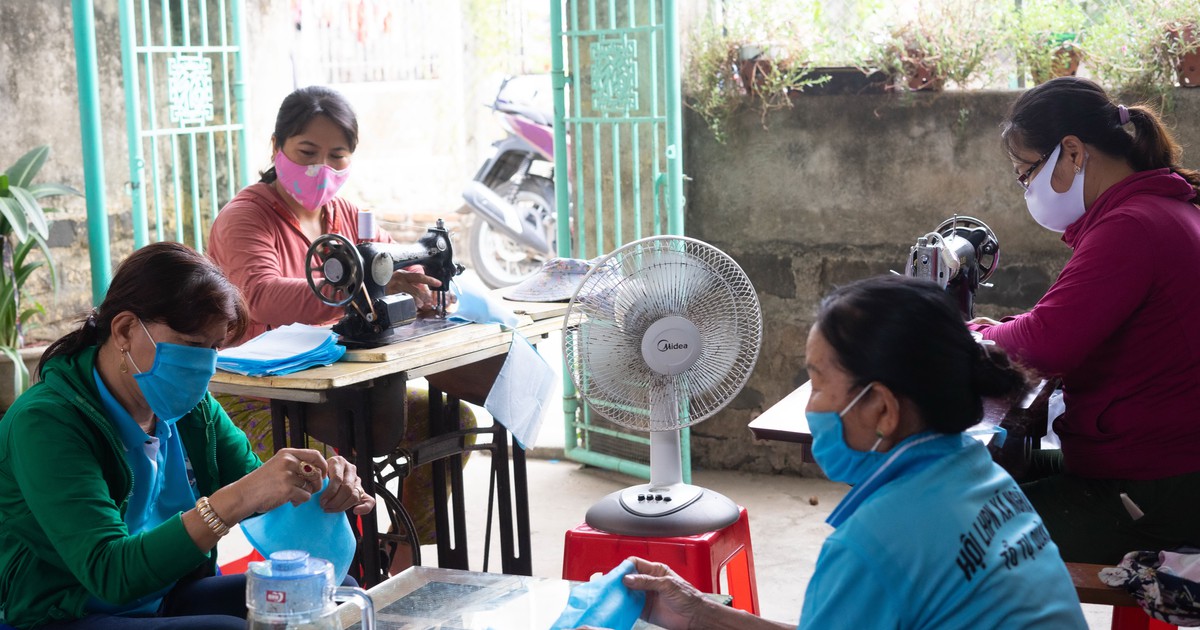 Phụ nữ làng biển may khẩu trang chống dịch