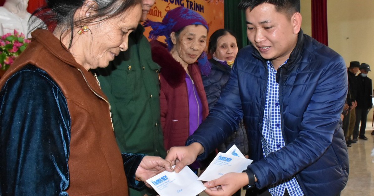 Mang quà tết đến với người dân vùng lũ Hà Tĩnh