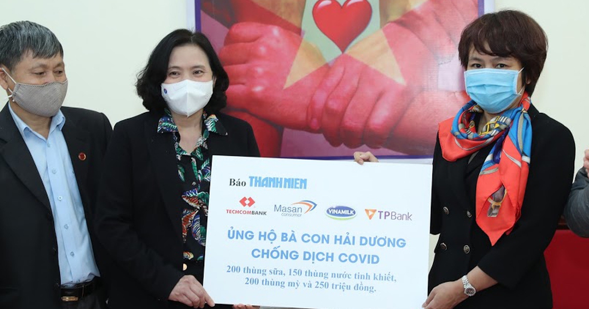 Báo Thanh Niên tặng tiền, trao quà cho người dân cách ly Covid-19 ở Hải Dương