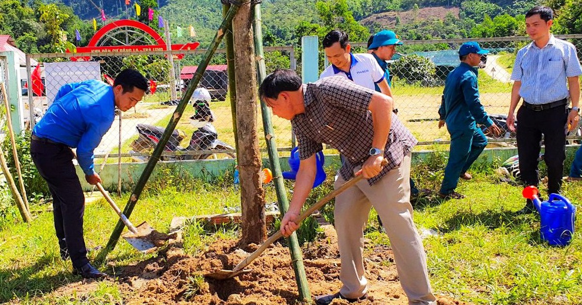 Theo bước chân tình nguyện: Mang yêu thương lên vùng sạt lở