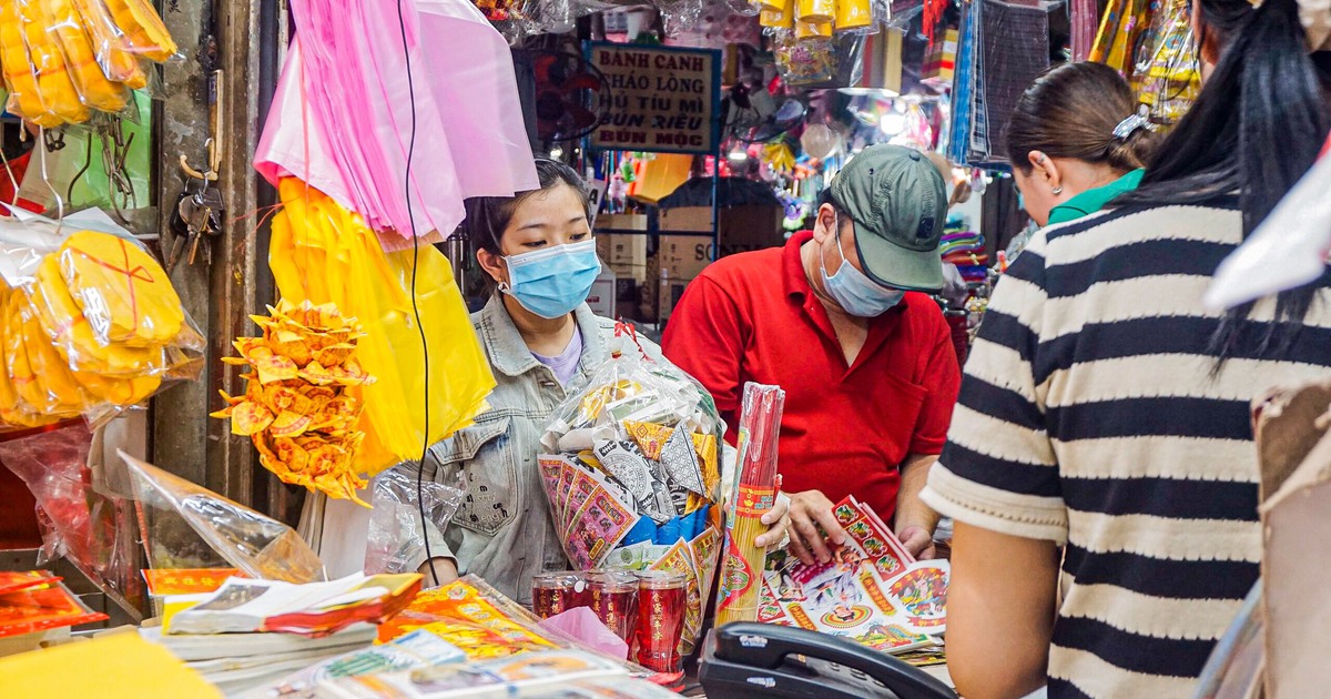 Chợ vàng mã TP.HCM tấp nập trước lễ Vu lan