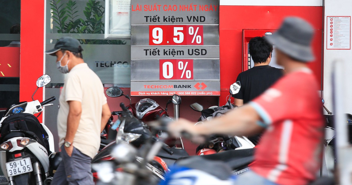 Giá USD rớt mạnh, tiết kiệm lên ngôi