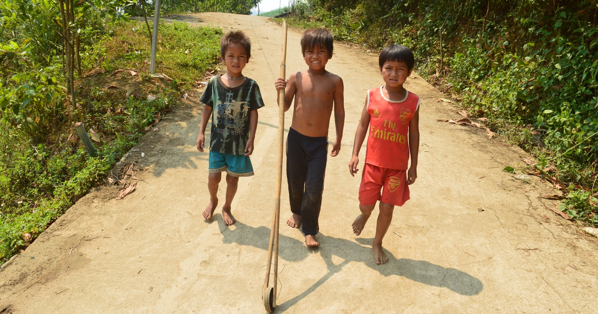 Không có đồ chơi, trẻ em quê nghèo sáng tạo ra 'xe đẩy'