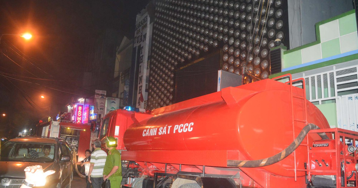 Cháy lớn ở quán karaoke, cả 'làng hát hò' náo loạn