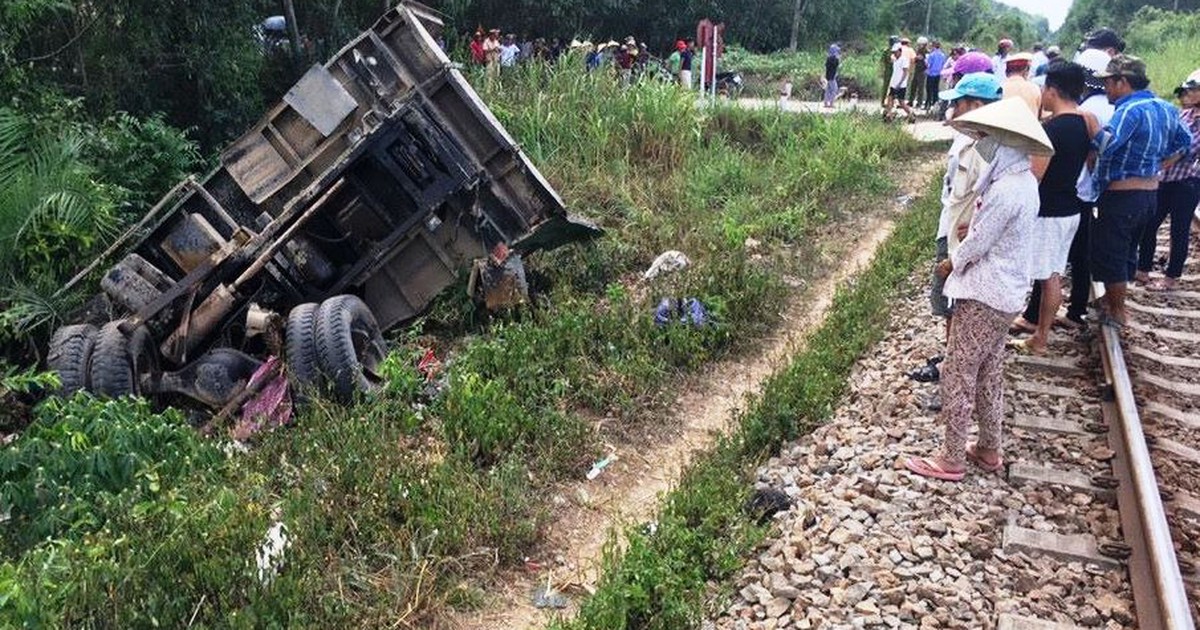 Va chạm với tàu hỏa, xe tải bị kéo lê gần 100m, 2 người bị thương