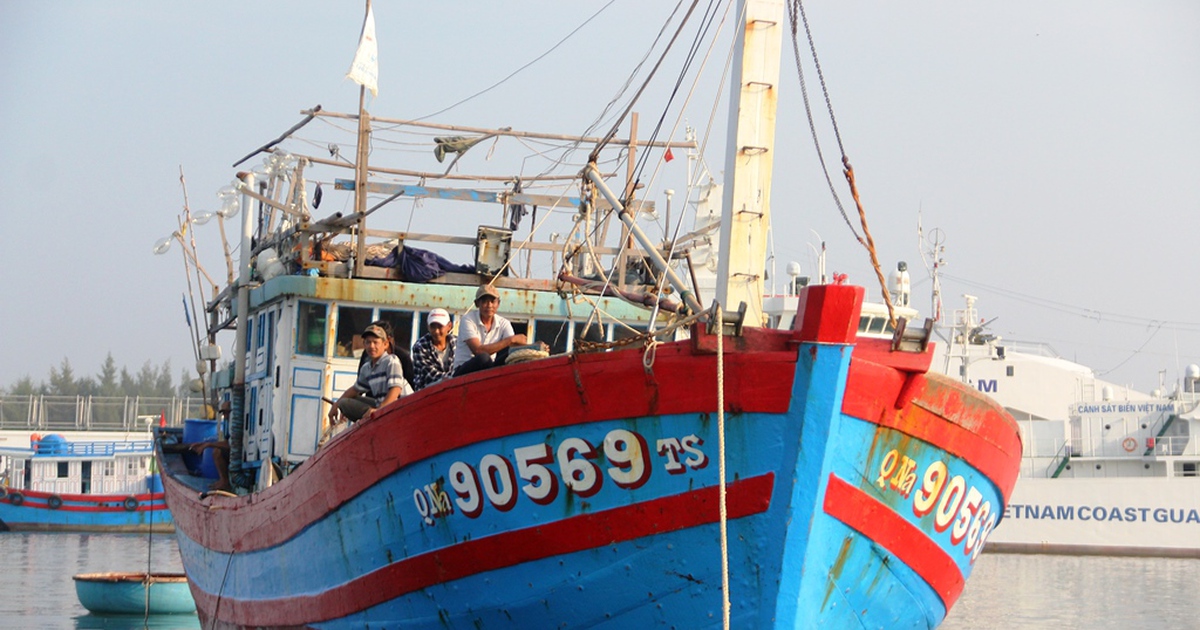 'Tàu Trung Quốc không cứu còn ép chúng tôi ký giấy đánh bắt vi phạm chủ quyền'