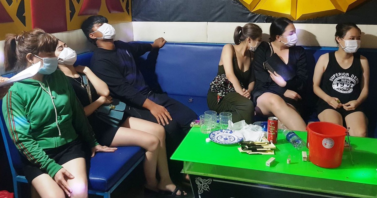Lại tái diễn cảnh karaoke bất chấp dịch Covid-19, mở cửa phục vụ 'dân chơi' ma túy