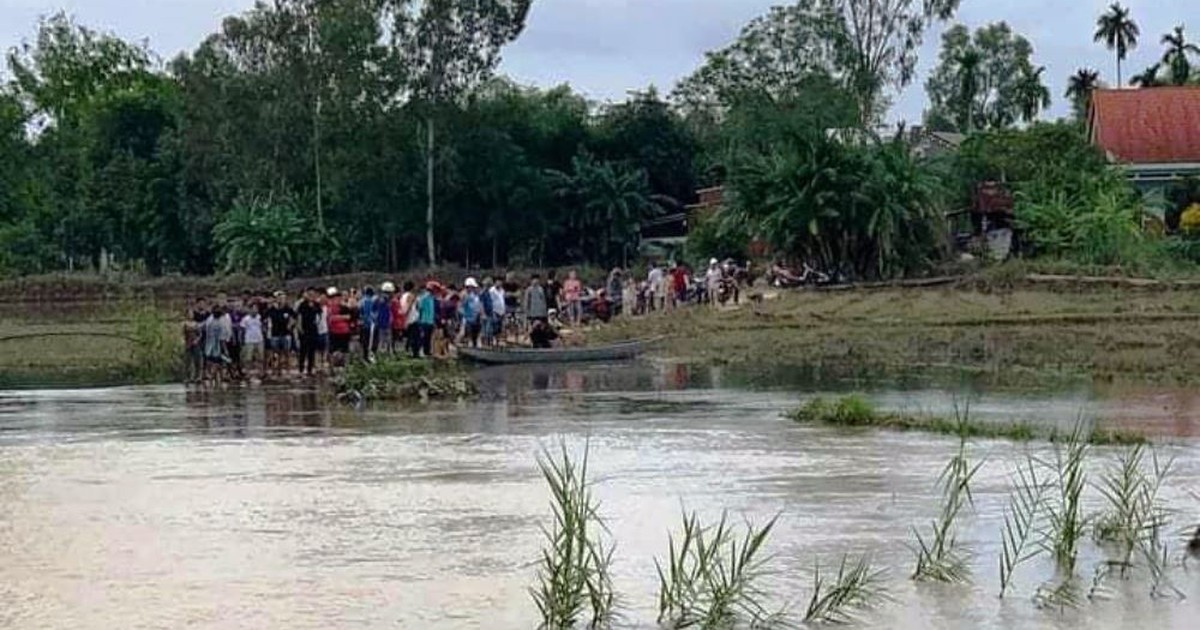 Hai học sinh trượt chân rơi xuống cầu, một em tử vong