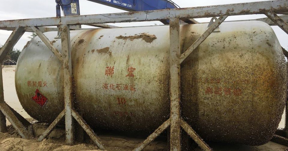 Bồn hóa chất in chữ Trung Quốc dạt vào bờ biển Quảng Nam