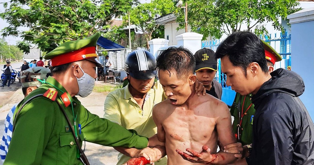 Nghi ngáo đá, người đàn ông cầm dao tự gây thương tích, la hét đòi ‘giết người…’