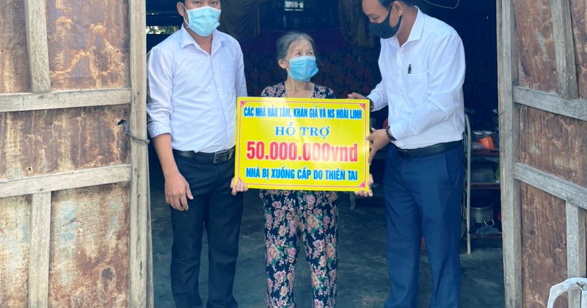 Nghệ sĩ Hoài Linh mang hơn 2,5 tỉ tiền mặt trao cho người dân Quảng Nam