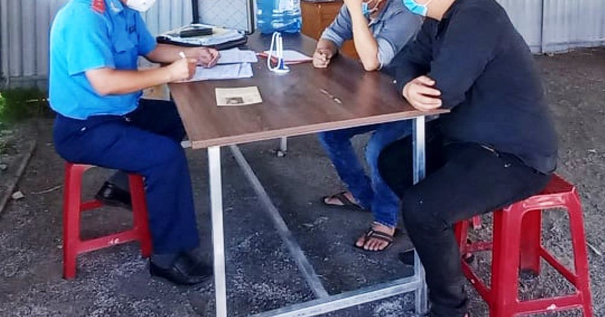 Xử phạt 2 tài xế chở người dân Quảng Nam từ vùng dịch TP.HCM về quê