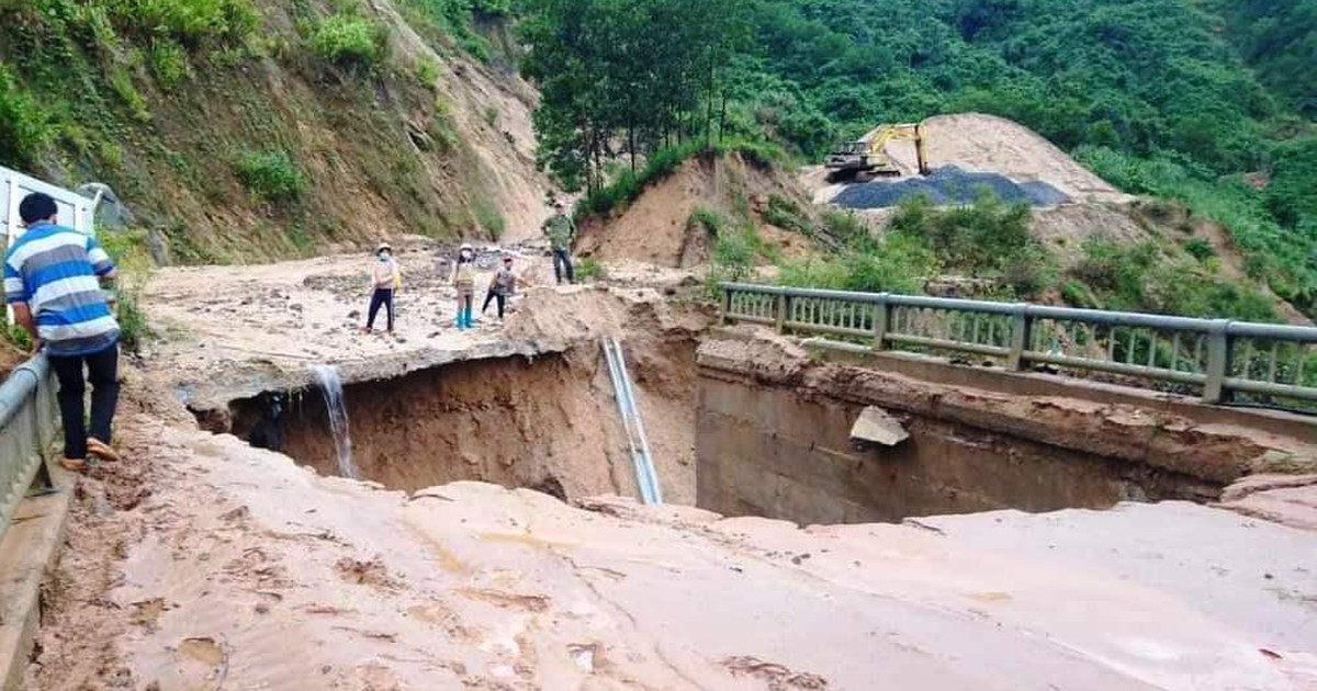 Quảng Nam: Hàm ếch khổng lồ trên cầu do xói lở, giao thông vùng cao cản trở