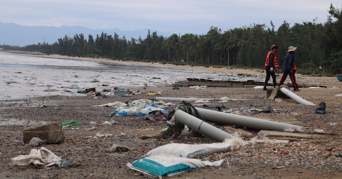Biển Bàn Than - 'Lý Sơn' của Quảng Nam’: Xót xa cảnh rác ngập tràn