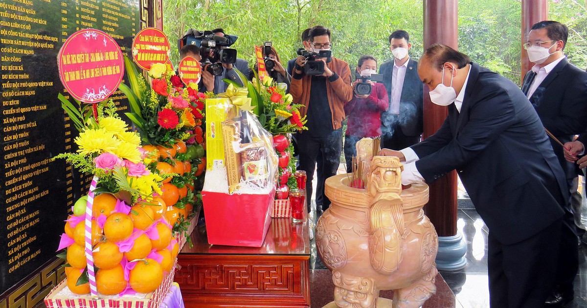 Chủ tịch nước Nguyễn Xuân Phúc dự lễ khánh thành nhà bia liệt sĩ ở Quảng Nam