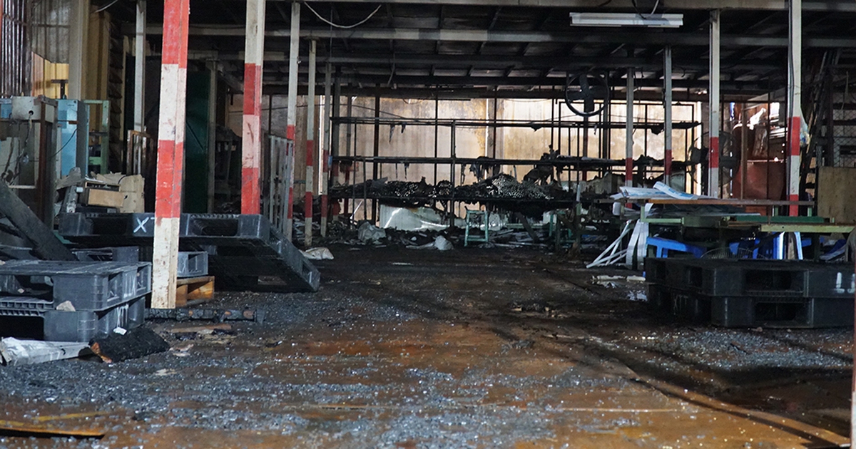 Cảnh đổ nát hoang tàn bên trong Công ty Rạng Đông sau cháy lớn