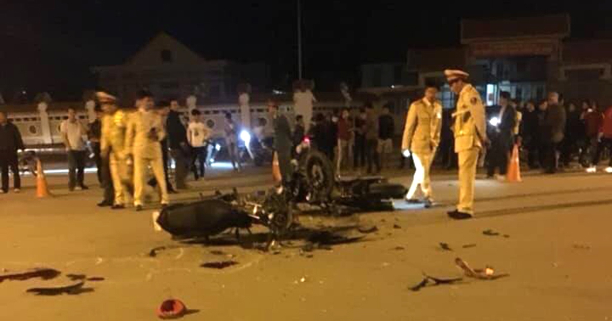 2 xe máy đấu đầu kinh hoàng, 5 nam thanh niên thương vong