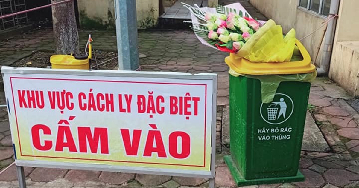 Vứt hoa được bác sĩ tặng vào thùng rác: ‘Mong mọi người tha thứ cho bạn ấy’
