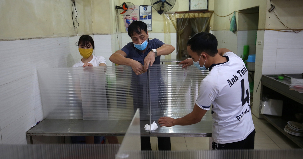 Hết cách ly xã hội: Quán cơm bình dân lắp tấm chắn giọt bắn đón khách